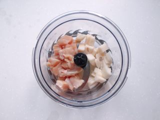3、茄汁莲藕鸡肉丸子（亲子版）-辅食,将鸡胸肉和莲藕块放入料理机中，打入一个蛋清