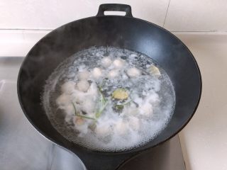 15、茄汁莲藕鸡肉丸子（亲子版）-辅食,放入莲藕鸡肉丸子，煮至浮起后再煮一会儿确保全熟后捞出