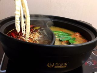 18、一锅俩用，清汤鲫鱼，辣汤重庆火锅,将笋尖放入辣汤中