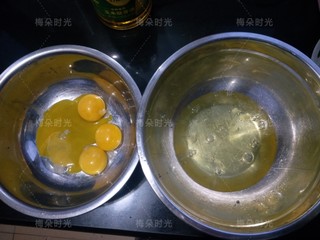 2、可可旋风蛋糕卷,蛋清，蛋黄分离，然后先把蛋清放进冰箱。