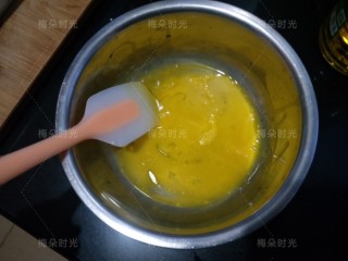 3、可可旋风蛋糕卷,蛋黄加入植物油，充分搅拌均匀