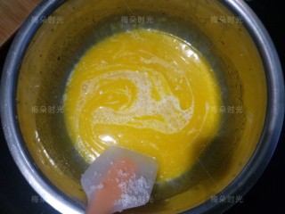 4、可可旋风蛋糕卷,再加入牛奶，白糖，搅拌均匀