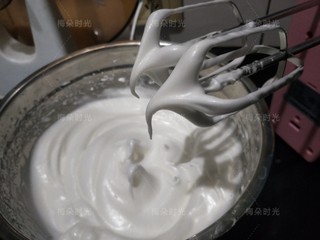 7、可可旋风蛋糕卷,蛋清取出来开始打发。打发蛋清，这个不用多说，一般都会打发，蛋清加入柠檬汁，白糖分三次加入，这里注意打发程度：打发到湿性发泡即可，提起打蛋器呈现弯尖，不是直立尖。做蛋糕卷和做戚风有区别。