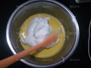 8、可可旋风蛋糕卷,取三分之一打好的蛋清到蛋黄糊里，翻拌，切拌均匀，再取三分之一加入。