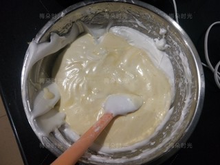 9、可可旋风蛋糕卷,然后把拌好的面糊倒进蛋清的盆里，继续翻拌均匀。要快且轻柔。