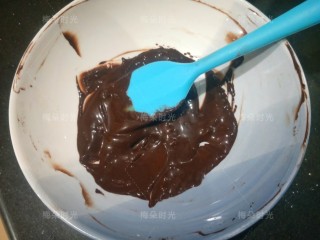 10、可可旋风蛋糕卷,可可粉加热水，融化成可可糊。这时候打开烤箱预热。