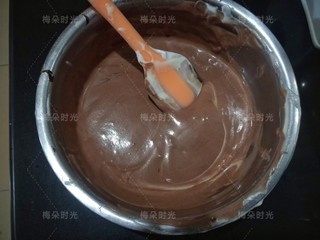 11、可可旋风蛋糕卷,拌好的蛋糕糊分成两份，一份多点一份少点，少的这一份加入可可糊翻拌均匀。