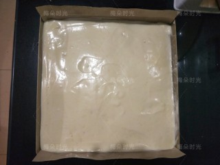 12、可可旋风蛋糕卷,烤盘里铺油纸，我用的是油布。把原色蛋糕糊倒进去，刮平。