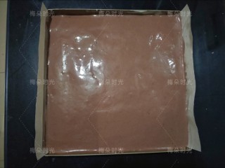 14、可可旋风蛋糕卷,然后挤在原色面糊上面，