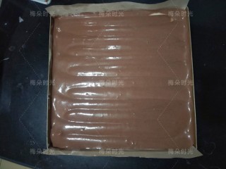 15、可可旋风蛋糕卷,开始划线，用食指，划S形曲线。