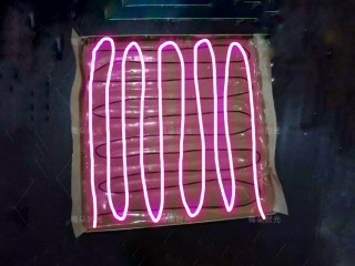 17、可可旋风蛋糕卷,也就是先按照黑线的轨迹划，划好后再按照白线的轨迹划，划线的时候手指插到底，接触到烤盘底，而且速度不要太快，还要一气呵成，不能重划。记住第二次划线的方向，因为卷的时候要平行于第二次划线的方向。划好后，端起来，轻震两下。