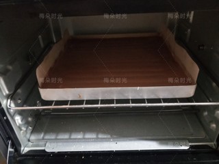18、可可旋风蛋糕卷,烤箱中层，上下火，160度，烤20分钟，