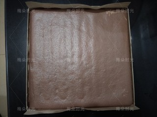 19、可可旋风蛋糕卷,烤好的蛋糕