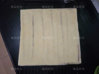 20、可可旋风蛋糕卷,反过来，放在晾网上晾一下。