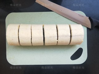 23、可可旋风蛋糕卷,取出切去两头，再切成等宽的小段即可。
