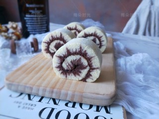 25、可可旋风蛋糕卷,我更喜欢可可色在里面的效果。