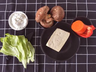 1、辅食12M➕：时蔬豆腐丸子,准备好所有材料