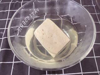 2、辅食12M➕：时蔬豆腐丸子,将豆腐用开水绰一下去除豆腥味