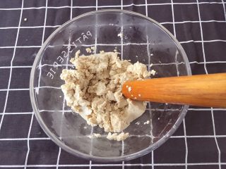3、辅食12M➕：时蔬豆腐丸子,拿勺子或擀面杖压碎备用