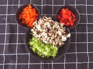 4、辅食12M➕：时蔬豆腐丸子,将鲜菇、胡萝卜、彩椒和包菜都切碎