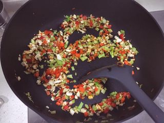 5、辅食12M➕：时蔬豆腐丸子,锅里刷一层油，把蔬菜碎倒进去，小火翻炒