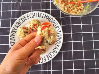 9、辅食12M➕：时蔬豆腐丸子,取一勺豆腐蔬菜，用手捏合成丸子的形状