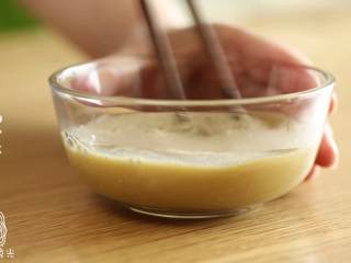 3、红糖馒头12m+,往红糖水中加入奶和酵母，搅拌均匀，加盐，再次搅拌~