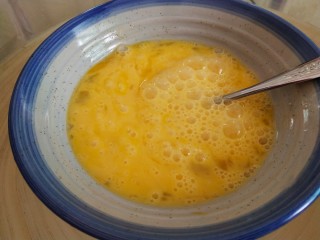 6、鸡蛋炒豌豆,鸡蛋、白醋、清水倒入碗中打搅均匀