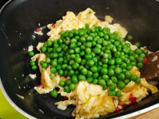 9、鸡蛋炒豌豆,下焯水的豌豆