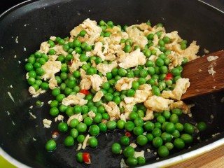 10、鸡蛋炒豌豆,加盐调味