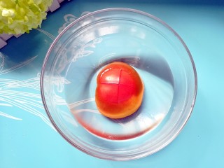 2、西红柿鸡蛋珍珠面,西红柿带皮这一面切个十字，用100度开水浸泡10分钟