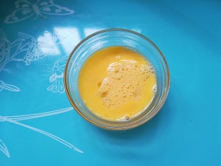 5、西红柿鸡蛋珍珠面,再将鸡蛋打散均匀