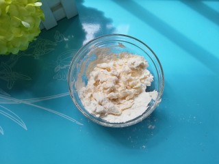 6、西红柿鸡蛋珍珠面,40克面粉里加入20克清水，用筷子搅拌成絮状