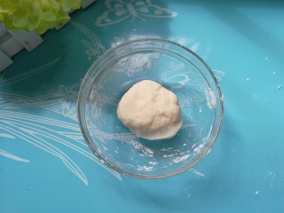 7、西红柿鸡蛋珍珠面,再用手揉成面团