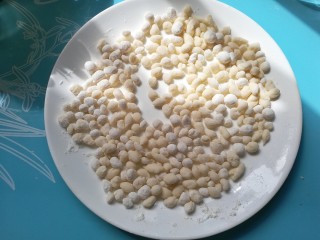 8、西红柿鸡蛋珍珠面,再把大面团，搓成小圆球，类似珍珠的样子