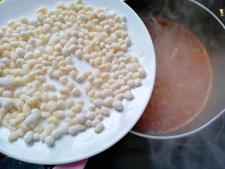 11、西红柿鸡蛋珍珠面,再将小珍珠面球放入锅中煮4分钟