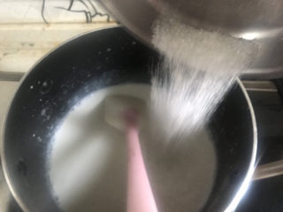 6、芒果????牛奶果冻,加入白砂糖