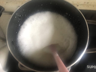 7、芒果????牛奶果冻,边煮边搅拌,小火煮开