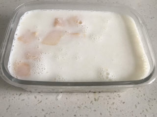 8、芒果????牛奶果冻,倒入模具里