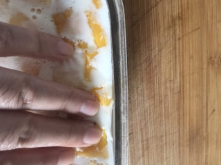 11、芒果????牛奶果冻,用手轻轻按压四周