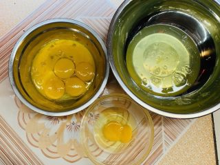 3、古早味蛋糕????,蛋清蛋黄分离,先单独打一个鸡蛋到小碗,再捞出蛋黄,避免之前的蛋清被污染,这法子稳极了!