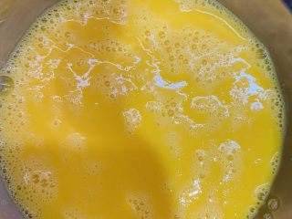 4、古早味蛋糕????,蛋黄打散备用。