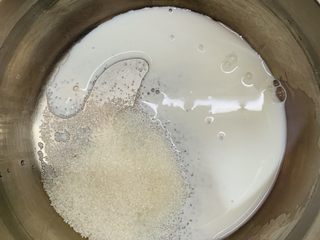 5、古早味蛋糕????,锅里倒入白糖和牛奶。
