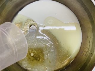 6、古早味蛋糕????,倒入食用油。