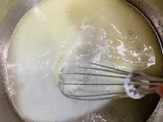 8、古早味蛋糕????,再开小火继续一边搅拌。