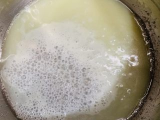9、古早味蛋糕????,直到煮开冒泡,冒小泡就可以了。