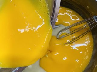 12、古早味蛋糕????,慢慢加入蛋黄液。