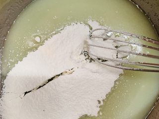 10、古早味蛋糕????,搅拌半分钟让奶液冷却,煮开冒大泡要搅拌一分半钟,要等奶液温热不烫手再筛入低粉,太热面粉会硬的。