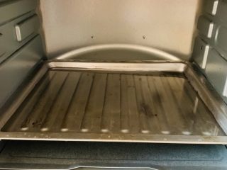 14、古早味蛋糕????,烤箱150℃预热10分钟,烤盘放入2/3水放在底层。