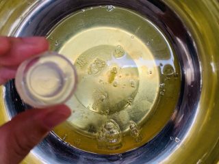 15、古早味蛋糕????,蛋白加入白醋。